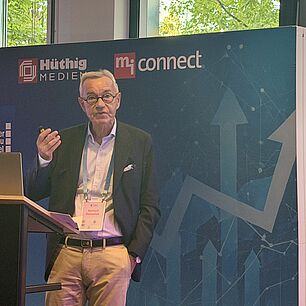 Referent auf der Bühne bei den Interdisziplinären Adipositas Tage München 2026 während seines Vortrags.
