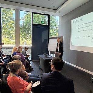 Herr Dr. med. Bischoff während eines Vortrags auf der Bühne bei den Interdisziplinären Adipositas Tagen 2026 in München.