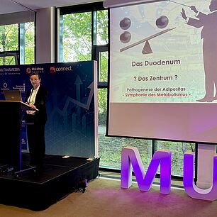Referent auf der Bühne bei den Interdisziplinären Adipositas Tage München 2026 während seines Vortrags.