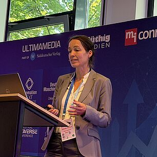 Nicole Reisch auf der Bühne während ihres Vortrages auf den Interdisziplinären Adipositas Tagen 2026 in München.