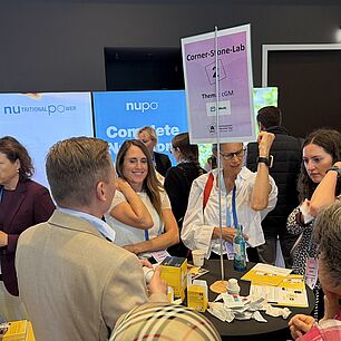 Corner Stone Lab 2 auf den Interdisziplinäre Adipositas Tage München 2026. Teilnehmer:innen probieren eine Übung aus.