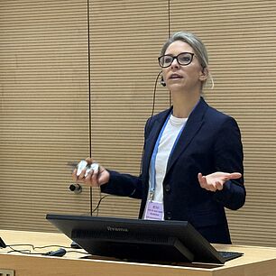 Prof. Dr. med. Isabell Bernlochner hält ihren Vortrag auf den Interdisziplinären Adipositastagen 2025