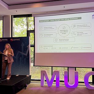 Referentin auf der Bühne bei den Interdisziplinären Adipositas Tage München 2026 während ihres Vortrags.