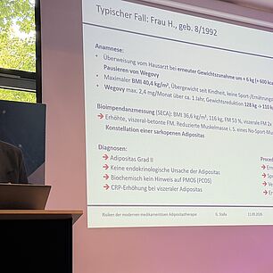 Referent auf der Bühne bei den Interdisziplinären Adipositas Tage München 2026 während seines Vortrags.