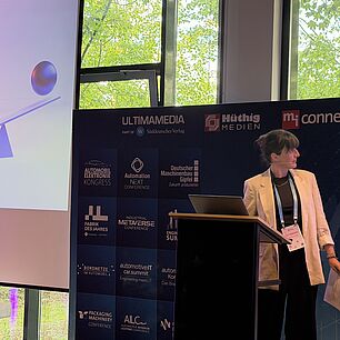 Eva Maihofer auf der Bühne bei den Interdisziplinären Adipositas Tagen 2026 in München während ihres Vortrags.