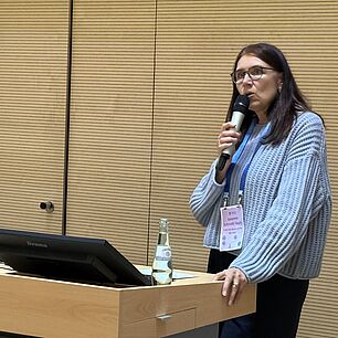Susanne Schmidt-Tesch während ihres Vortrags auf den IAT 2025