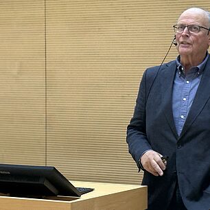 Prof. Dr. med. Ingo J. Diel hält seinen Vortrag auf den Interdisziplinären Adipositastagen 2025 in München