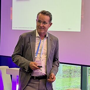 Referent auf der Bühne bei den Interdisziplinären Adipositas Tage München 2026 während seines Vortrags.