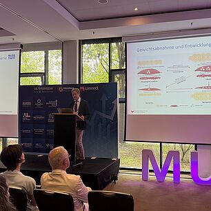 Dr. med. Klaus Erich Gerauer während seines Vortrags auf der Bühne bei den Interdisziplinären Adipositas Tagen 2026 in München