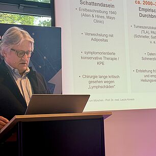 Referent auf der Bühne bei den Interdisziplinären Adipositas Tage München 2026 während seines Vortrags.