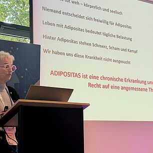 Frau Marion Rung-Friebe während ihres Vortrags auf der Bühne bei den Interdisziplinären Adipositas Tagen 2026 in München.