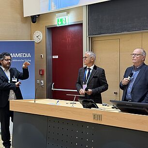 Dr. med. Roman Iakoubov, Prof. Dr. med. Thomas Horbach und Prof. Dr. med. Ingo J. Diel diskutieren im Konferenzraum