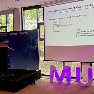 Referent auf der Bühne bei den Interdisziplinären Adipositas Tage München 2026 während seines Vortrags.