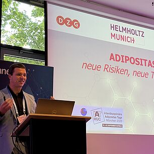 Dr. Raffaele Teperino hält seinen Vortrag auf der Bühne bei den Interdisziplinären Adipositas Tagen 2026 in München.