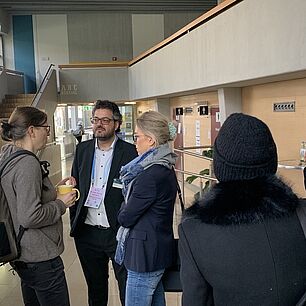 Kongressleitung Dr. med. Roman Iakoubov mit Teilnehmern in der Networking Area