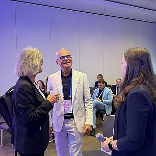 Foto von Prof. Dr. Horbach im Gespräch mit zwei Teilnehmerinnen der Interdisziplinären Adipositas Tage 2026