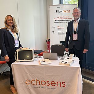 Ausstellerstand von echosens auf den Interdisziplinären Adipositas Tagen 2026 in München mit zwei Vertretern von echosens.