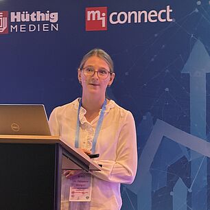 Dr. Fabienne Oettgen auf der Bühne bei den Interdisziplinären Adipositas Tagen 2026 in München während ihres Vortrages.