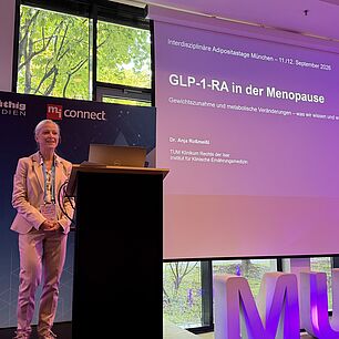Dr. Anja Roßmeisl auf der Bühne während ihres Vortrages auf den Interdisziplinären Adipositas Tagen 2026 in München.