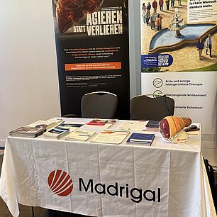 Ausstellerstand von Madrigal auf den Interdisziplinären Adipositas Tagen 2026 in München mit einer Vertreterin von Madrigal.