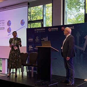 Zwei Referent:innen auf der Bühne bei den Interdisziplinären Adipositas Tage München 2026 während seines Vortrags.