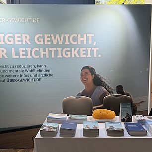 Ausstellerstand von novo nordisk auf den Interdisziplinären Adipositas Tagen 2026 in München mit Vertreterin von novo nordisk
