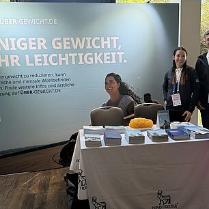 Ausstellerstand von novo nordisk auf den Interdisziplinären Adipositas Tagen 2026 in München mit drei Teilnehmer:innen an der Seite.