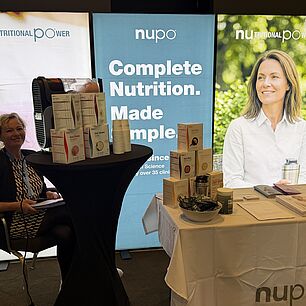 Ausstellerstand von nupo auf den Interdisziplinären Adipositas Tagen 2026 in München mit einer Vertreterin von nupo.